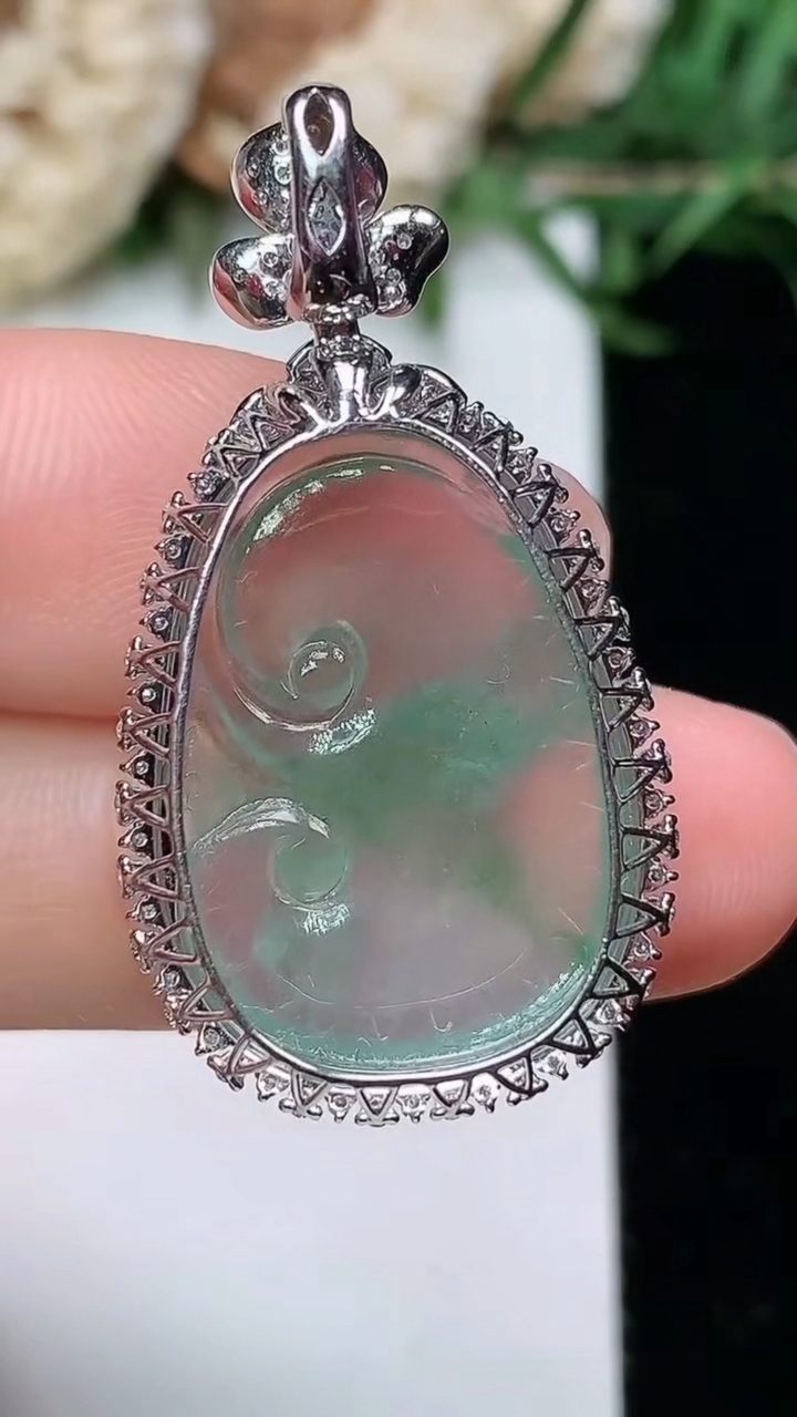 天然A货翡翠如意吊坠，尺寸34.2-18.4-8.3，裸石21.8-15.5，重量:4.02g
3月23日