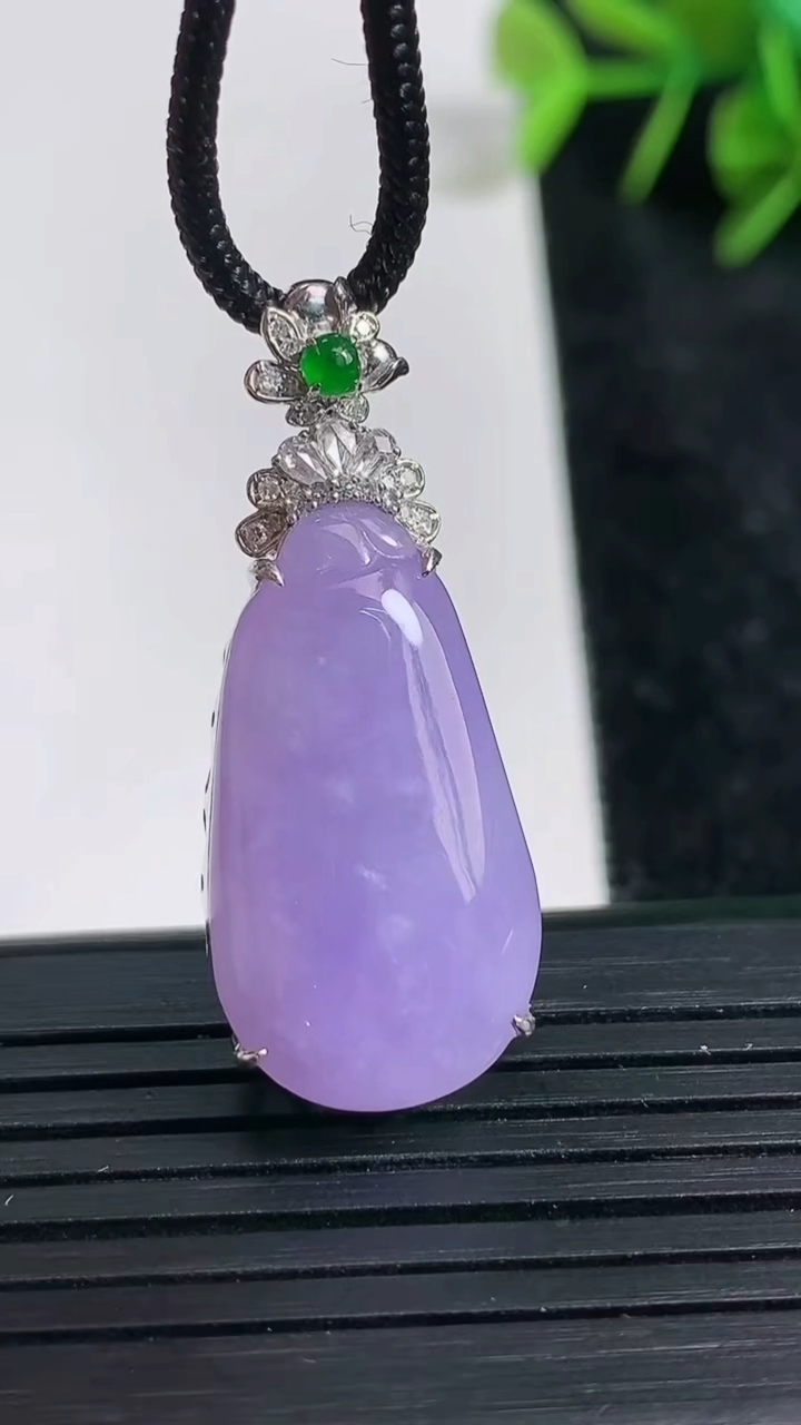 天然A货翡翠18K金紫罗兰福瓜吊坠尺寸35.1-14.2-9重量:5.14g
3月23日