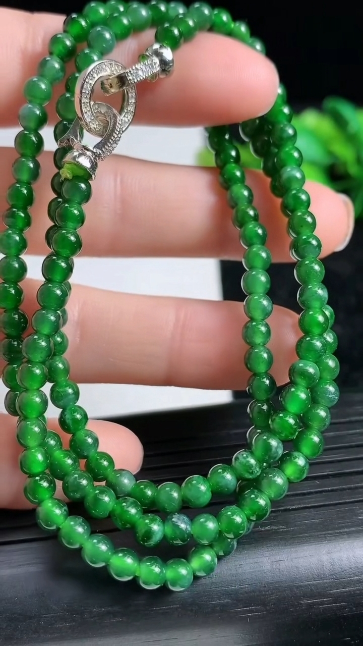 天然A货翡翠小米珠项链尺寸3.9重量:15.38g
3月23日