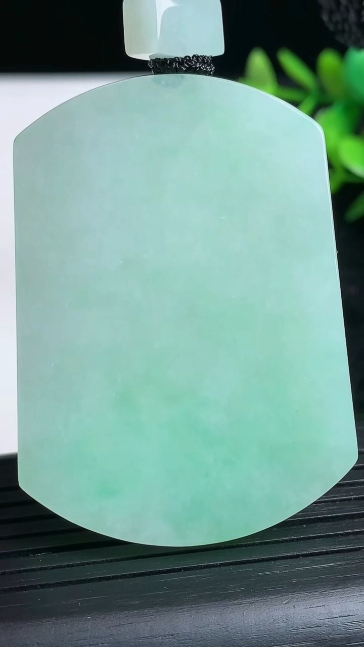 天然A货翡翠无事牌吊坠尺寸54.4-39.4-5.7重量:40.99g
3月23日