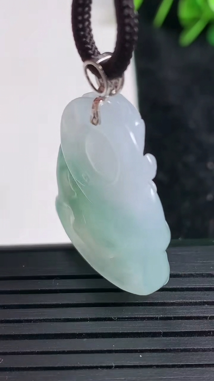 天然A货翡翠财神爷吊坠尺寸30.6-23.7-5.3重量:8.22g
3月23日