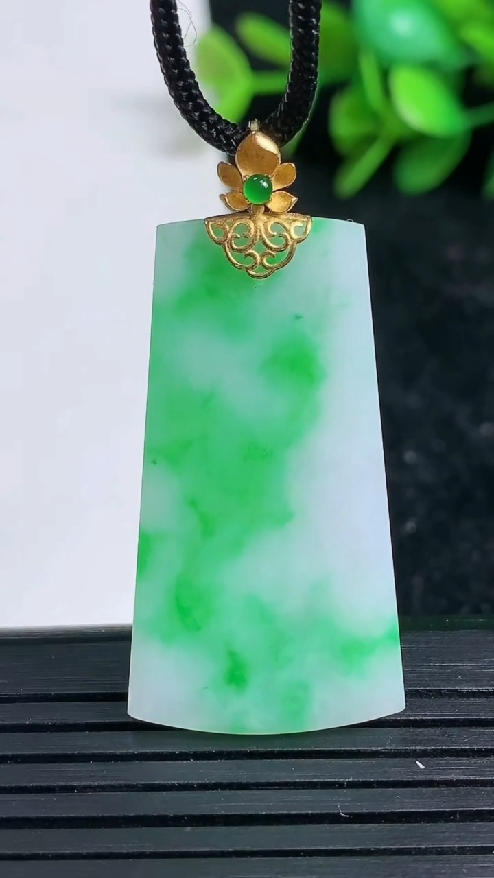 天然A货翡翠无事牌吊坠尺寸36.8-19.9-2.2重量:5.04g
3月23日