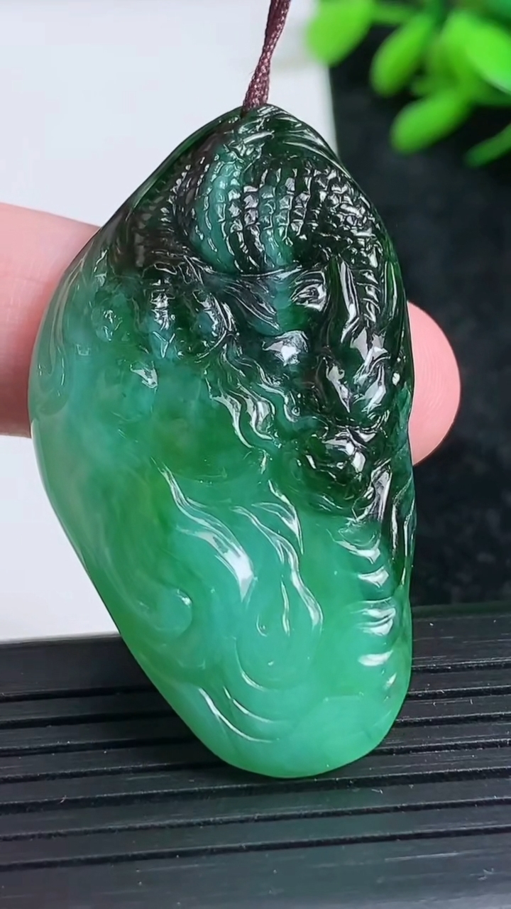 天然A货翡翠龙牌吊坠尺寸47.8-26.1-8.2重量:17.29g
3月23日
