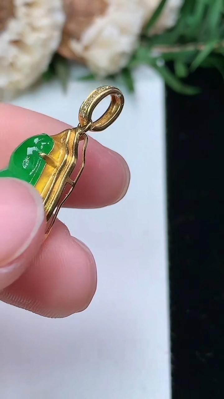 天然A货翡翠福豆吊坠，尺寸33.8-14.8-6.3，裸石19.7-8.9，重量:3.06g
3月23日