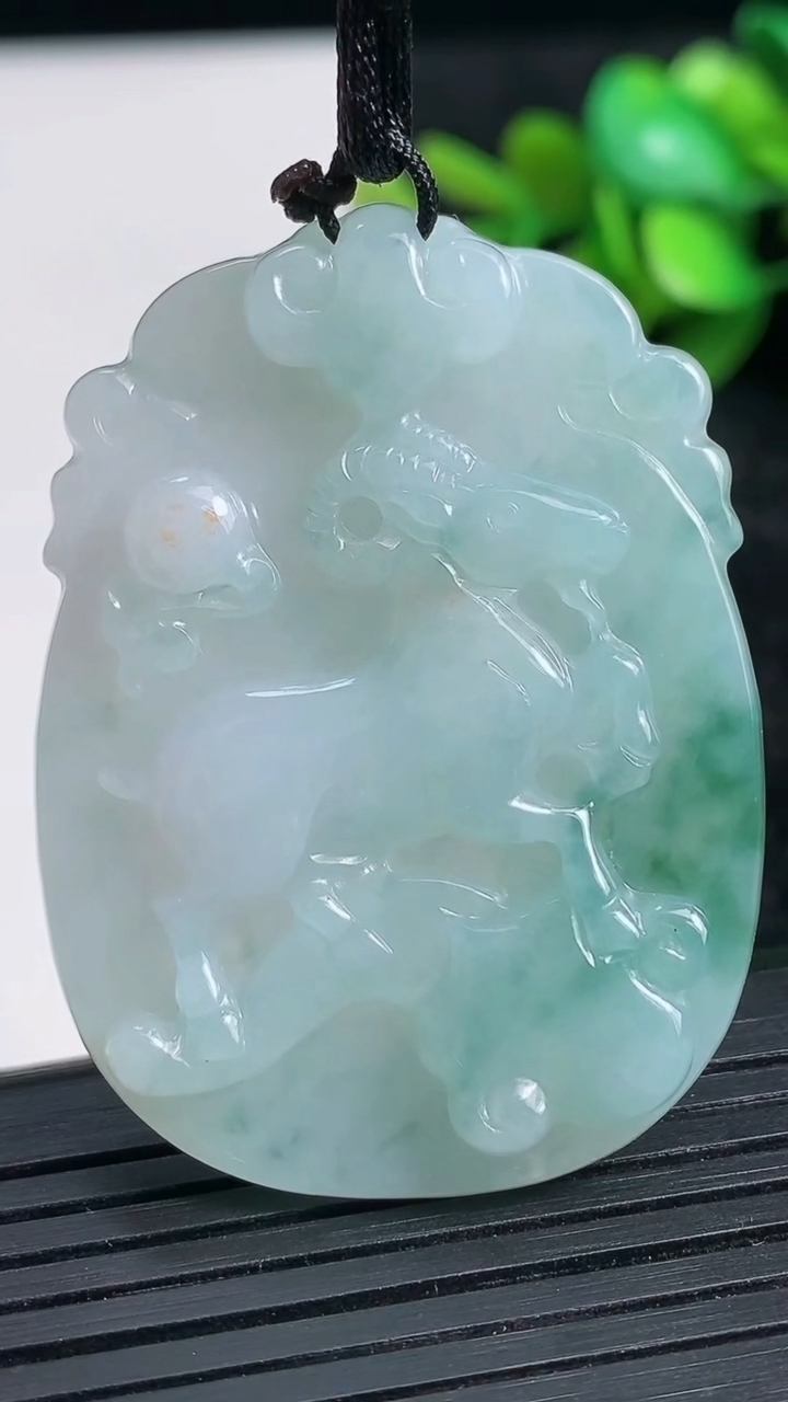 天然A货翡翠飘花生肖羊吊坠尺寸46.5-33.9-5.7重量:16.23g
3月23日