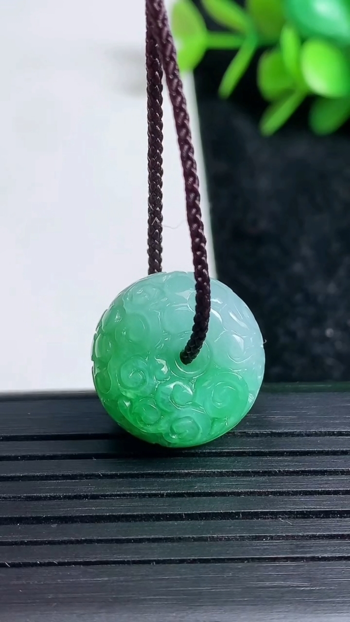 天然A货翡翠雕花路路通吊坠尺寸18.5-10.7重量:7.49g
3月23日