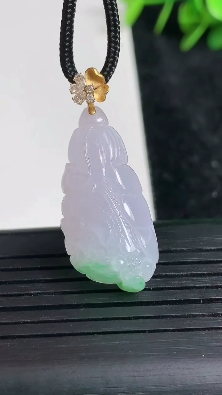 天然A货翡翠白菜吊坠尺寸30.9-15.3-8.6重量:5.71g
3月23日