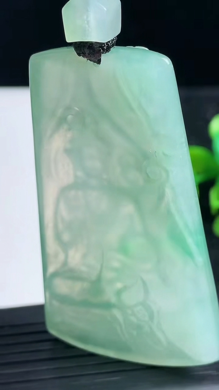 天然A货翡翠观音菩萨吊坠尺寸61.7-35.3-5重量:29.42g
3月23日