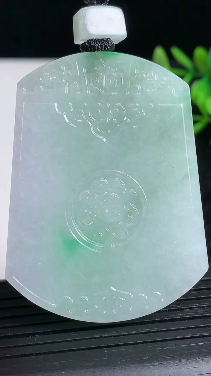 天然A货翡翠仿古无事牌吊坠尺寸55.4-42.1-5.8重量:42.95g
3月23日