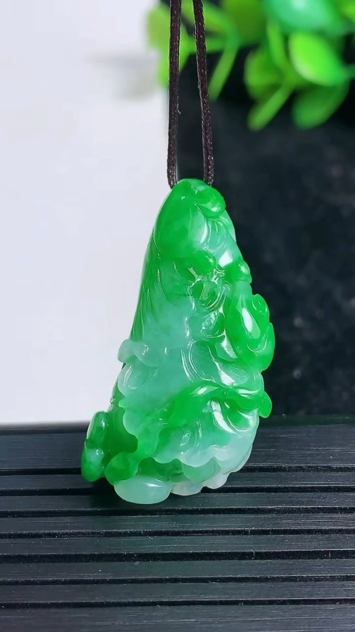 天然A货翡翠白菜吊坠尺寸33.7-15.8-9.7重量:9.19g
3月23日