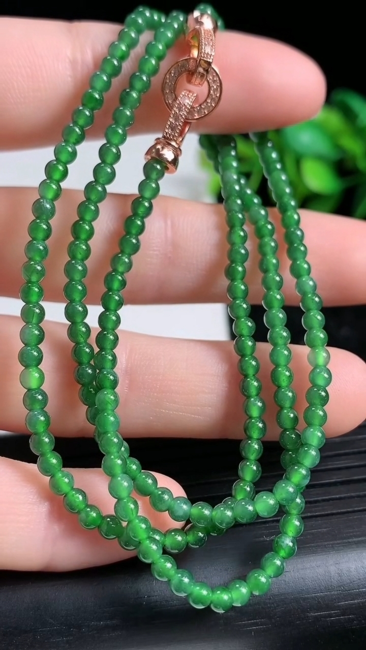 天然A货翡翠小米珠项链尺寸2.9重量:9.15g
3月23日