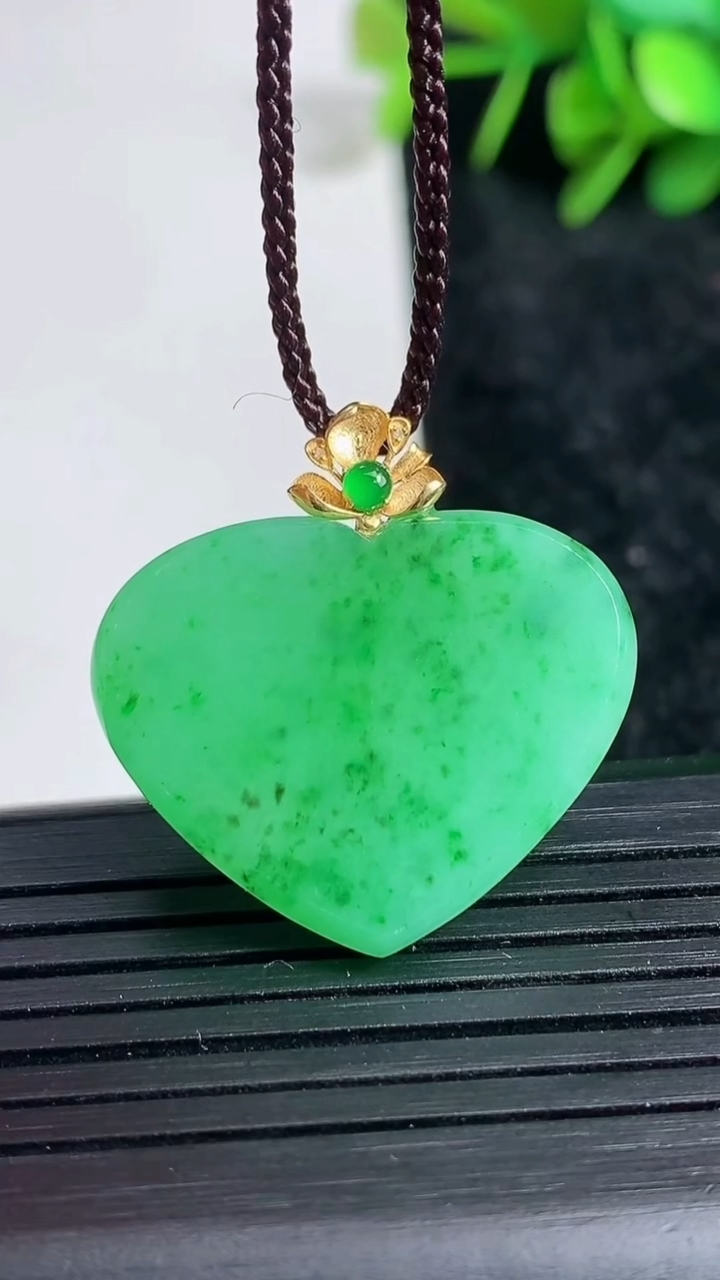 天然A货翡翠爱心吊坠尺寸27.4-27.5-3.8重量:5.88g
3月23日