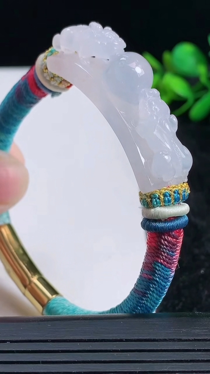 天然A货翡翠貔貅手牌尺寸43.7-11.8-13.2重量:25.83g
3月23日