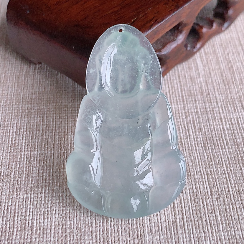 天然A货翡翠晴水正装观音吊坠 
尺寸45-27.3-5mm 重量10.06g 0322