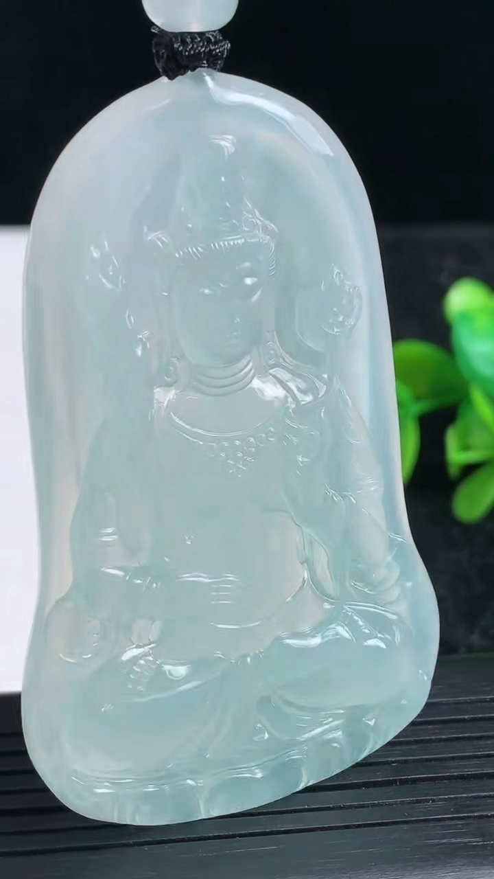 天然A货翡翠虚空藏菩萨吊坠尺寸66.7-41.4-5.2重量:35.20g
3月23日