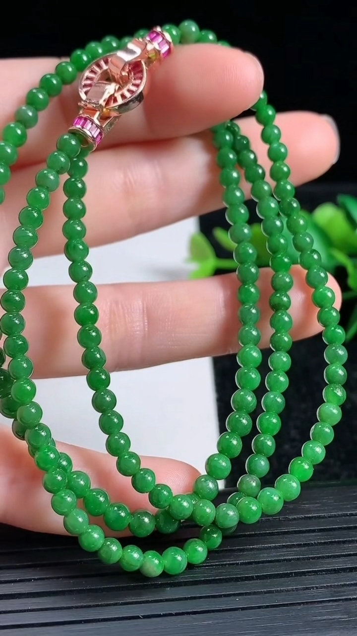 天然A货翡翠圆珠项链尺寸3.4-168颗重量:16.59g3月23日
工厂直销收藏佳品,种好水足，色泽均匀，有种有色，上手高大气！