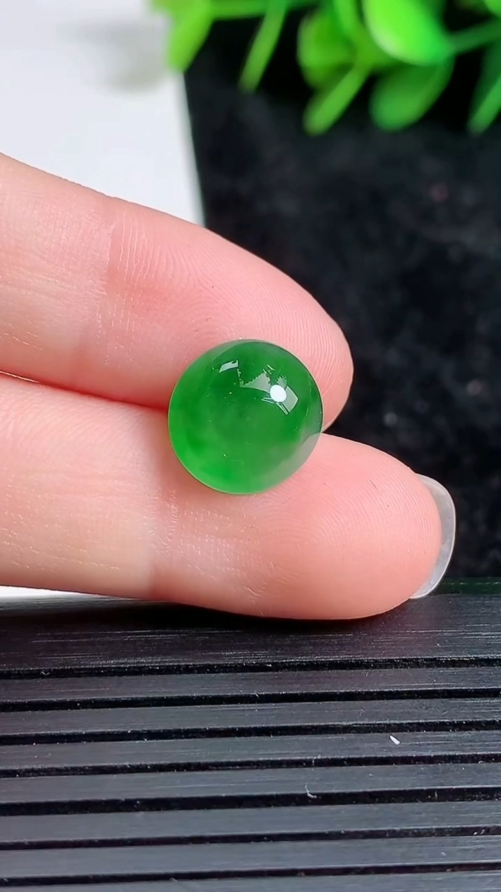 天然A货翡翠蛋面镶嵌件尺寸10.6-10.1-4.8重量:0.82g
3月23日