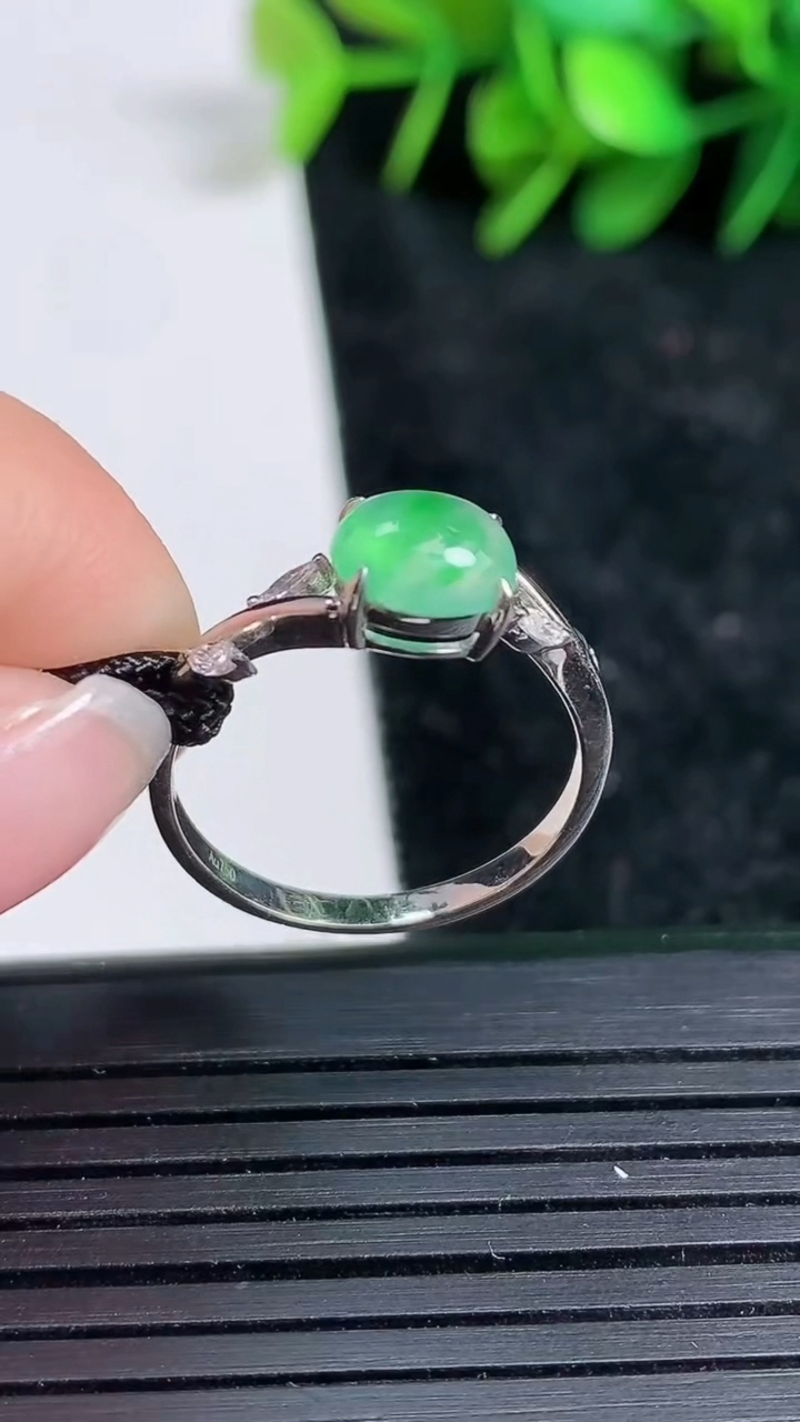 天然A货翡翠蛋面戒指尺寸18-7.3-6.5重量:2.31g2026年3月23日
工厂直销收藏佳品,种好水足，色泽均匀，有种有色，上手高大气！