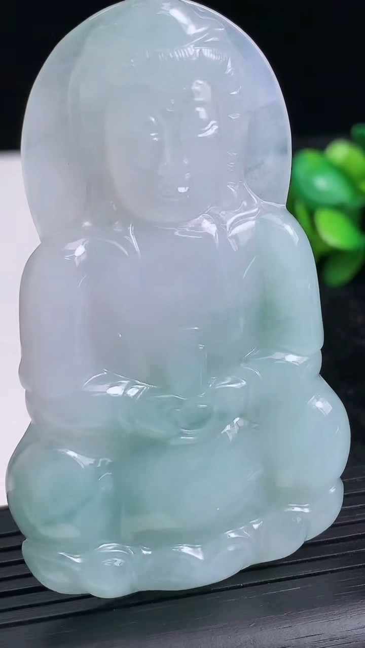 天然A货翡翠观音菩萨吊坠尺寸66.8-41.3-5.4重量:29.49g
3月23日