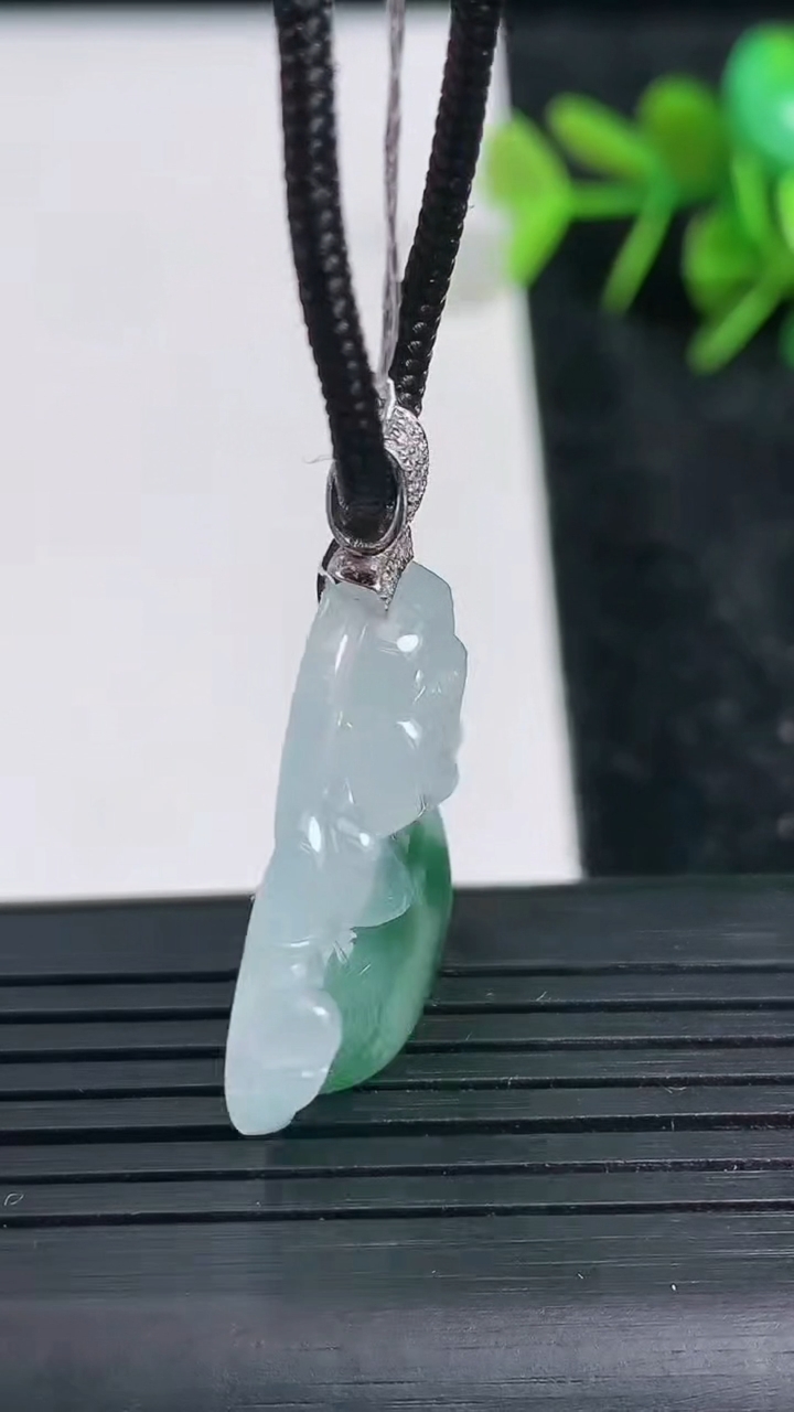 天然A货翡翠种飘花佛公吊坠尺寸27.7-28.9-6.1重量:7.74g
3月23日