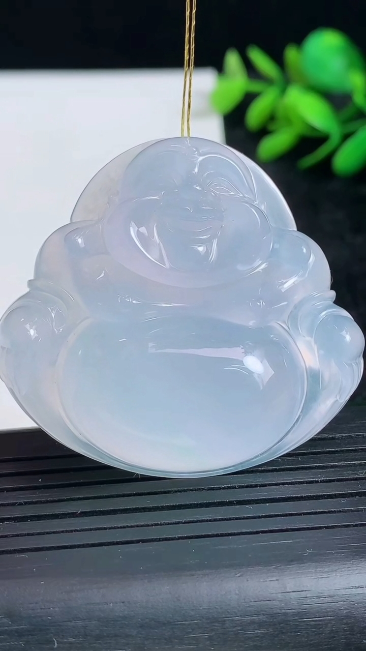 天然A货翡翠种紫罗兰佛公吊坠尺寸43.3-46.7-12.4重量:35.07g
3月23日