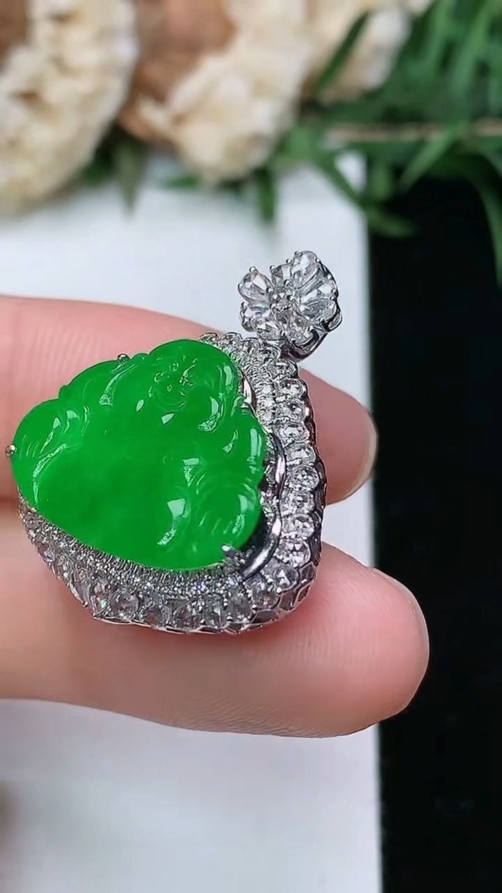 天然A货翡翠佛公吊坠，尺寸26.2-21.4-10.6，裸石13.6-18.2，重量:4.66g
3月23日