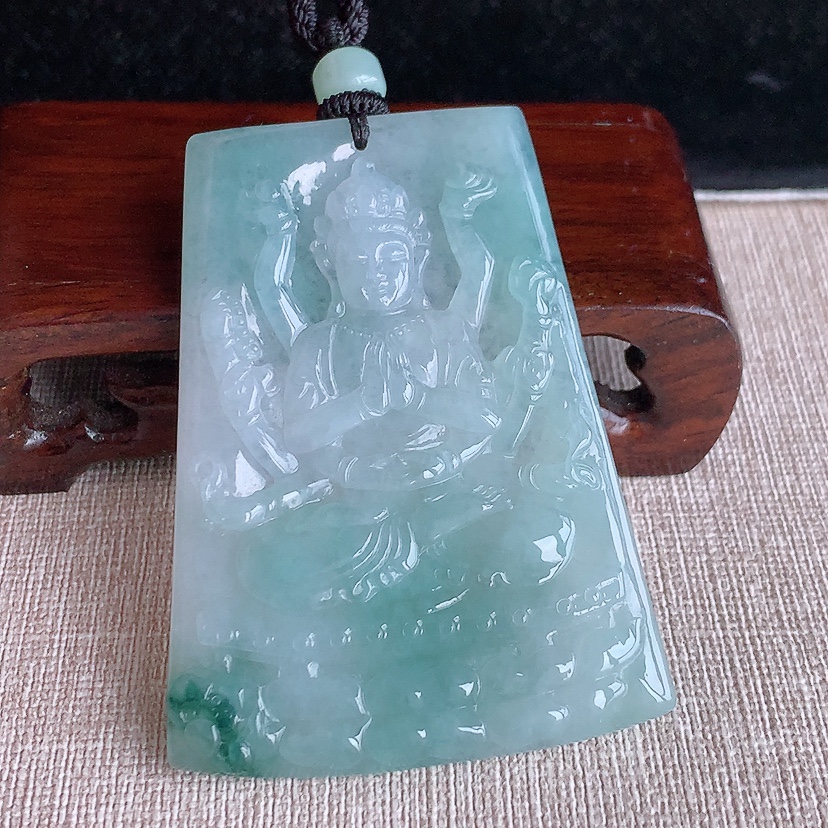 天然A货翡翠飘花千手观音吊坠 
尺寸65.5-47.5-6mm 重量45.28g 0322