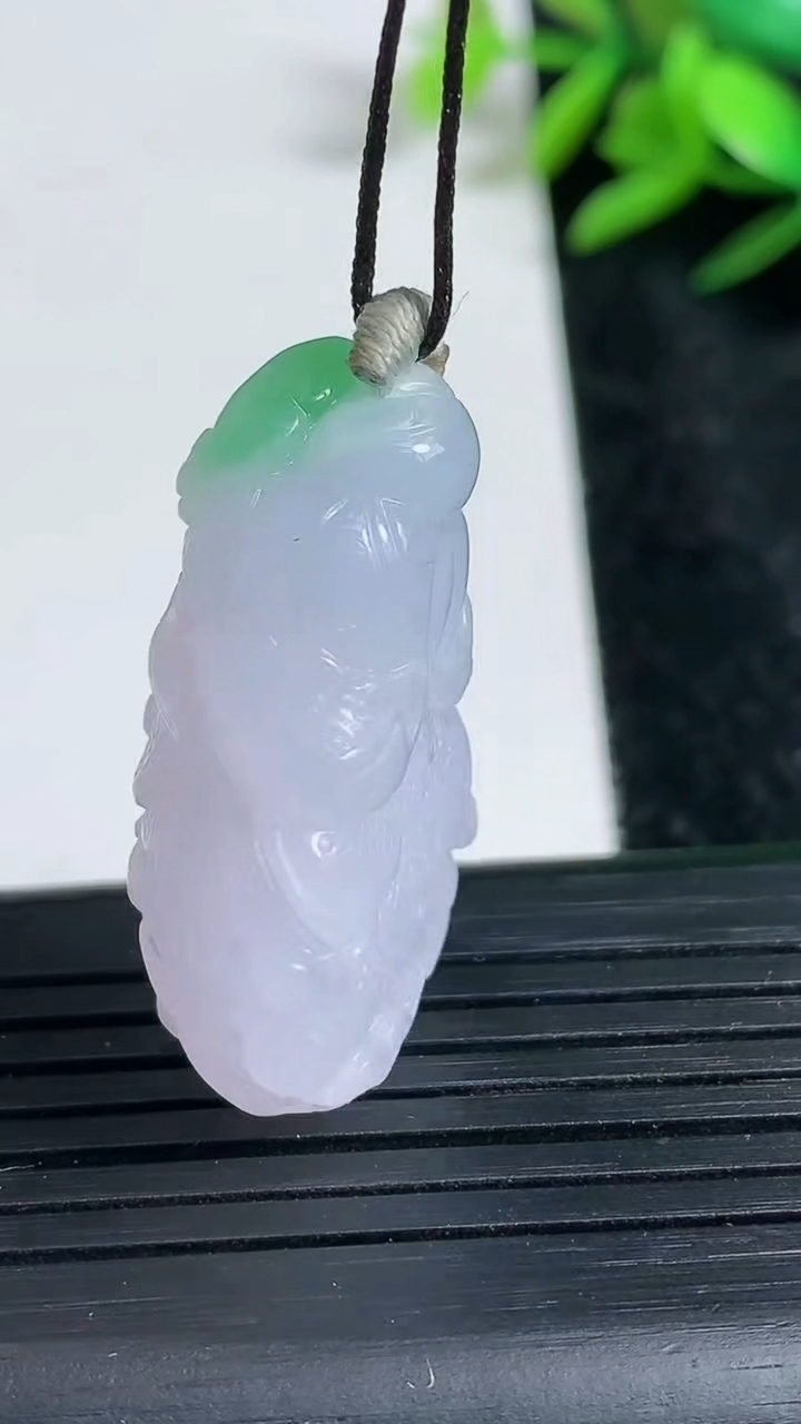 天然A货翡翠白菜吊坠尺寸32.4-20.7-12.3重量:13.19g
3月23日