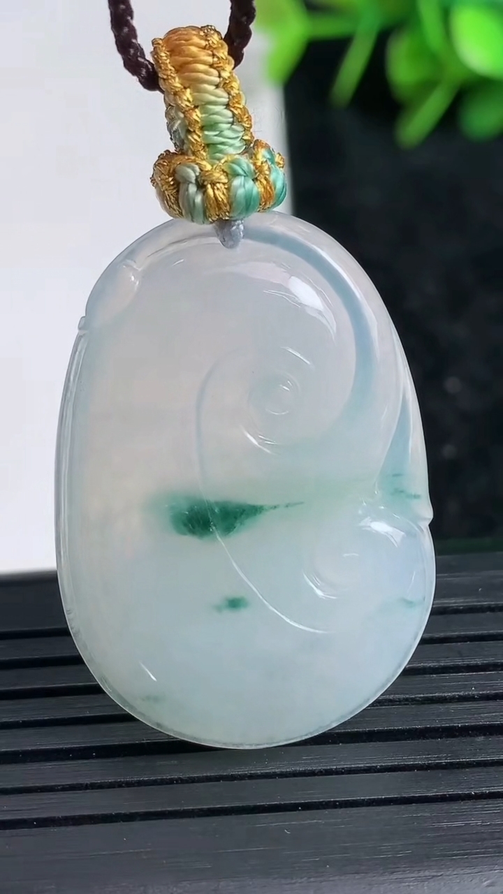 天然A货翡翠飘花如意吊坠尺寸34.5-23.9-4.1重量:7.86g
3月23日