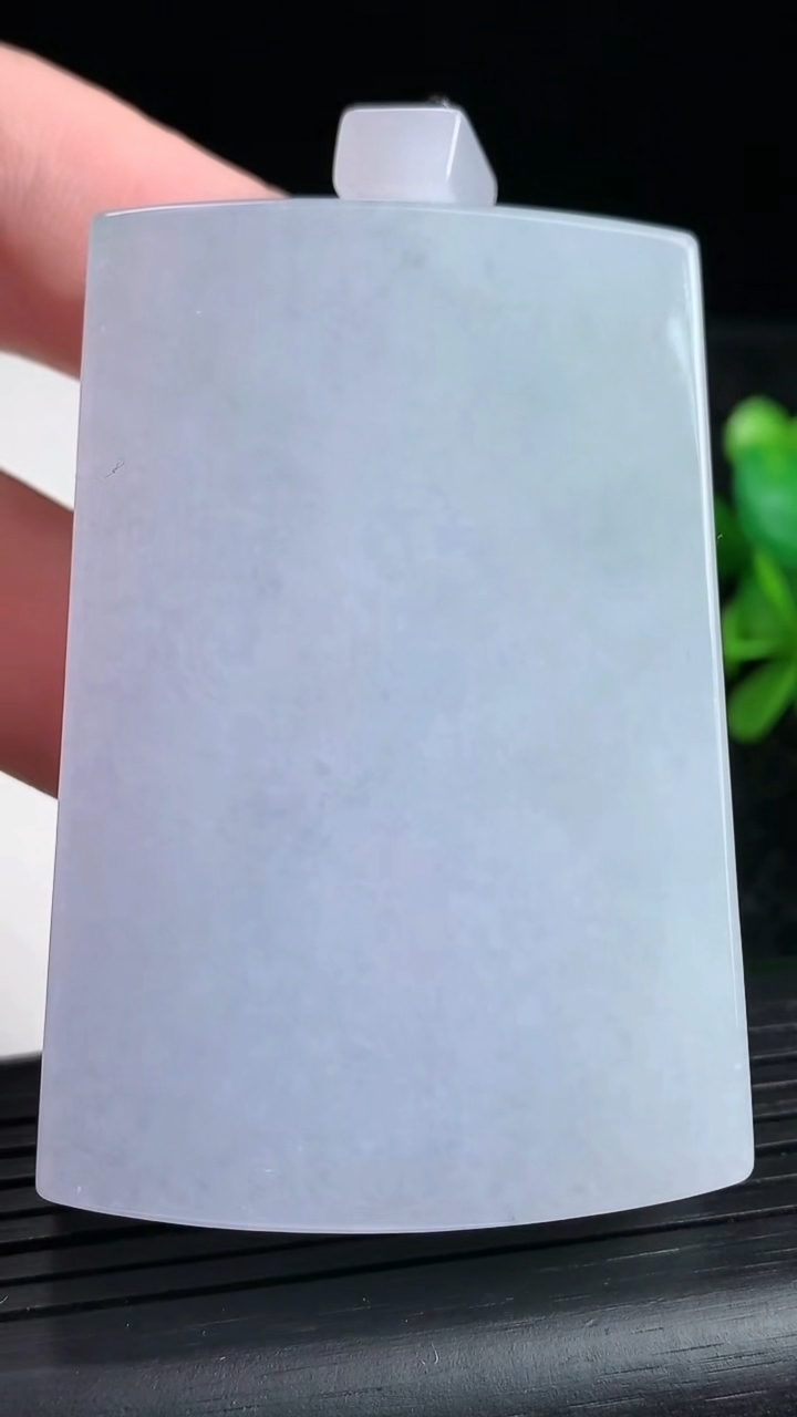 天然A货翡翠紫罗兰无事牌吊坠尺寸62.3-42-12.5重量:103.71g
3月23日