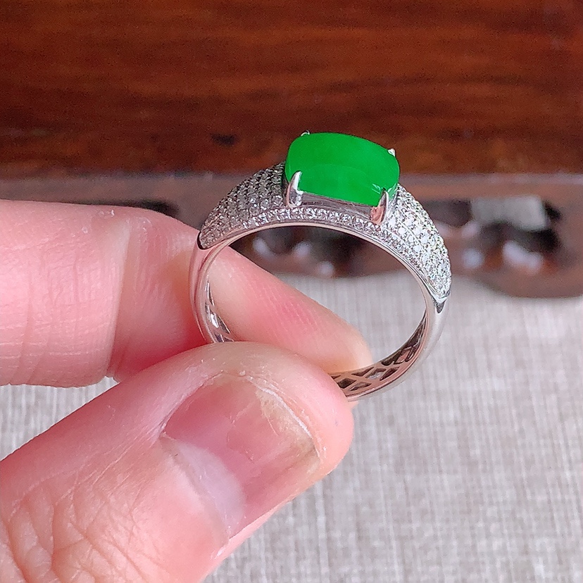 天然A货翡翠18K金伴钻镶嵌阳绿马鞍戒指 圈口17.5裸石
尺寸8-6mm 重量2.26g 0322