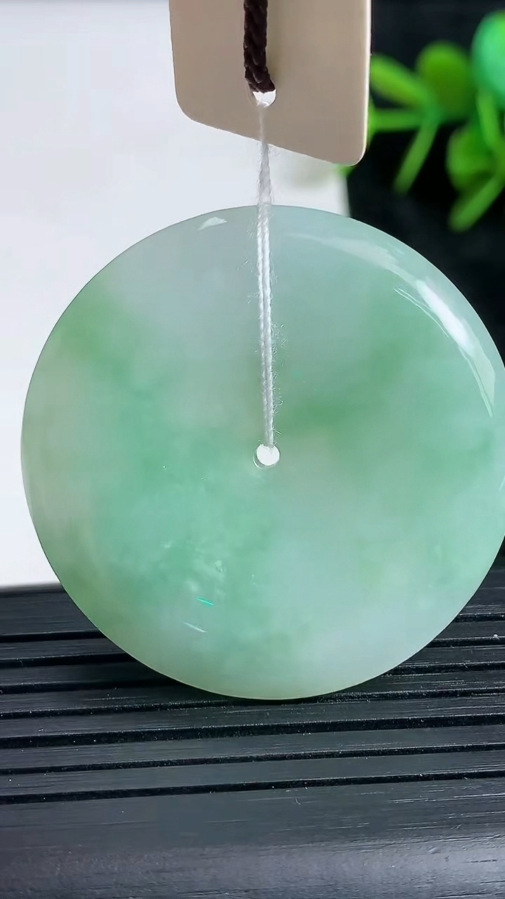 天然A货翡翠平安扣吊坠尺寸36.8-6.2重量:18.40g
3月23日