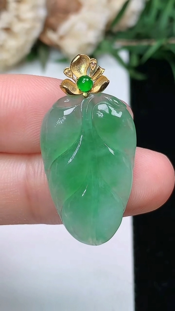天然A货翡翠金枝玉叶 叶子吊坠，尺寸25-15.5-3.6，重量:3.02g
3月23日