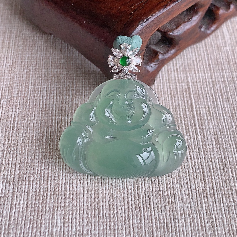 天然A货翡翠18K金伴钻镶嵌晴水一刀切佛公吊坠 
尺寸31.5-23-30-5.3mm 重量6.58g 0322