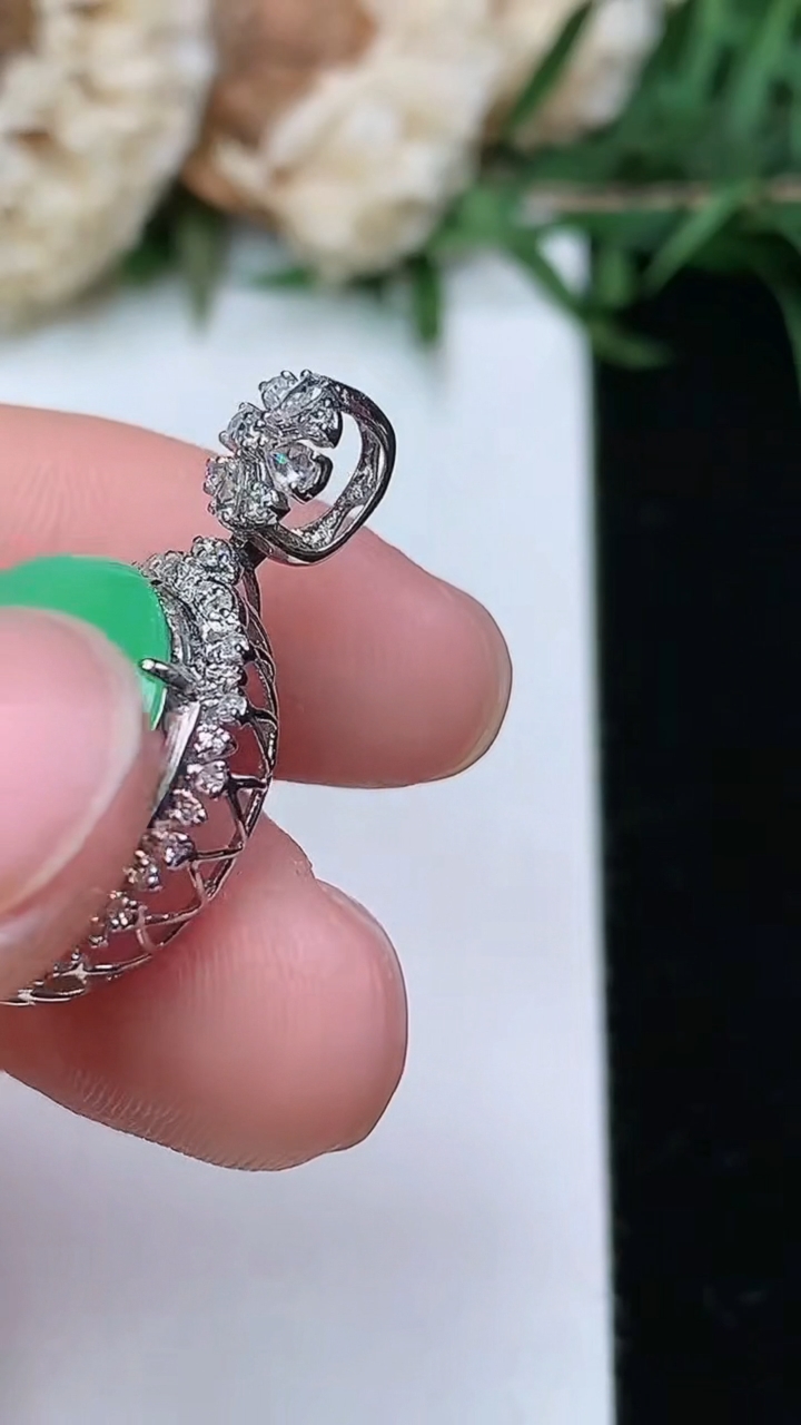 天然A货翡翠无事牌吊坠，尺寸26-17.6-7.2，裸石14.8，重量:3.26g
3月23日