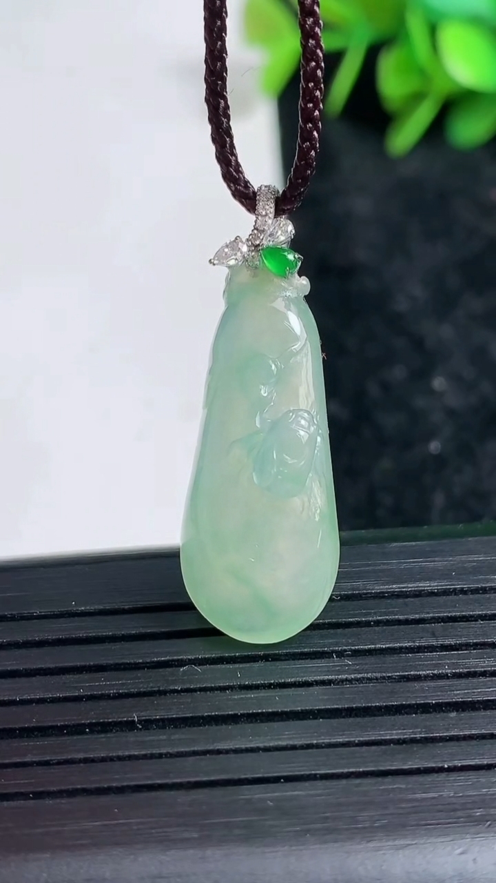 天然A货翡翠福瓜吊坠尺寸27.7-11.9-7.9重量:4.24g
3月23日