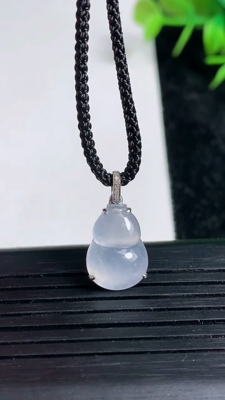 天然A货翡翠葫芦吊坠尺寸13.9-9.8-5.3重量:1.55g
3月23日