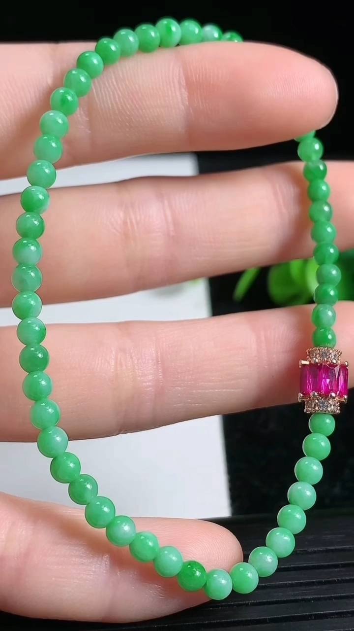 天然A货翡翠小米圆珠手串尺寸3.5-54颗重量:4.71g3月23日
工厂直销收藏佳品,种好水足，色