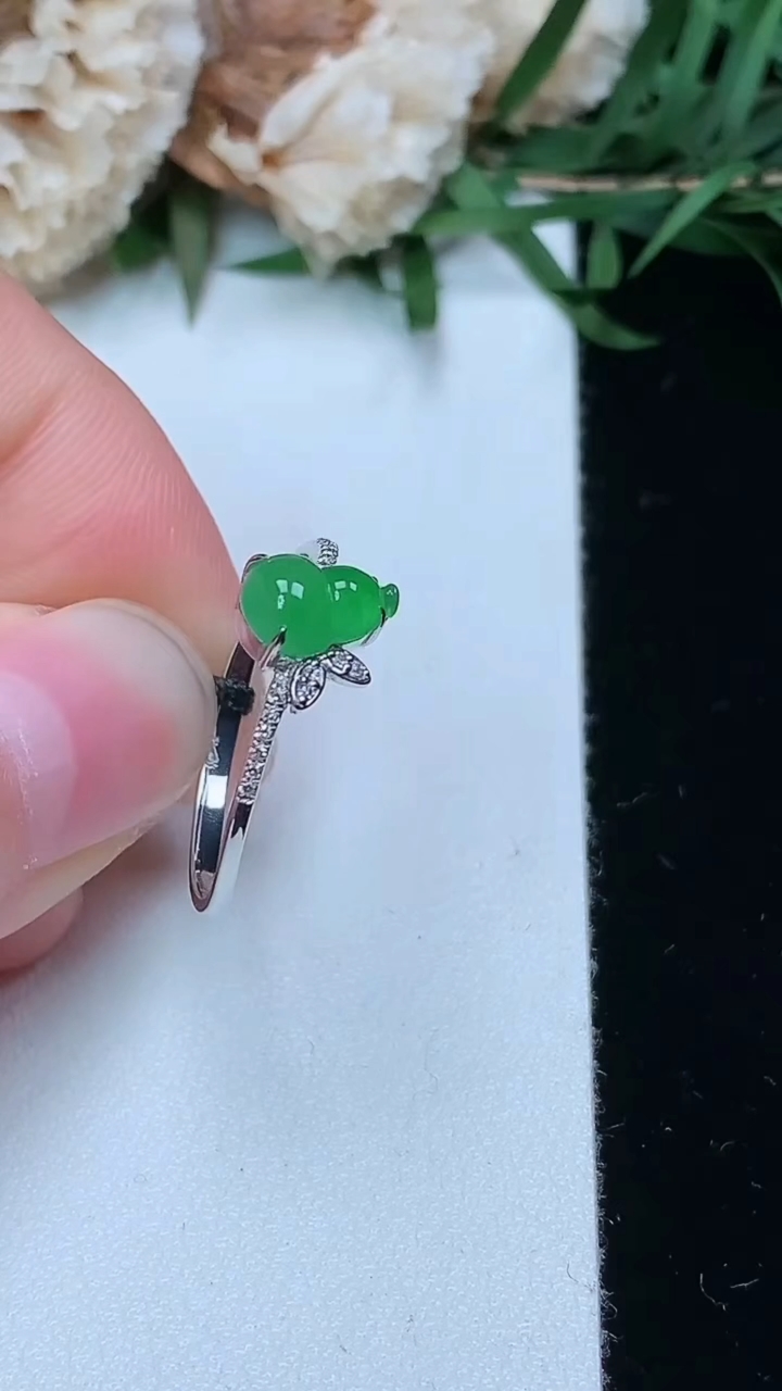 天然A货翡翠葫芦戒指，尺寸17-7.2-5，重量:1.50g2026年3月23日
工厂直销收藏佳品,种好水足，色泽均匀，有种有色，上手高大气！