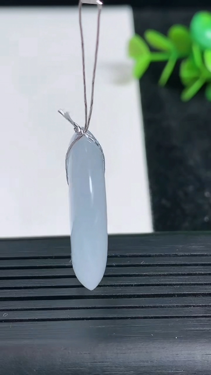 天然A货翡翠种白冰平安扣吊坠尺寸28.5-5.7重量:9.91g
3月23日