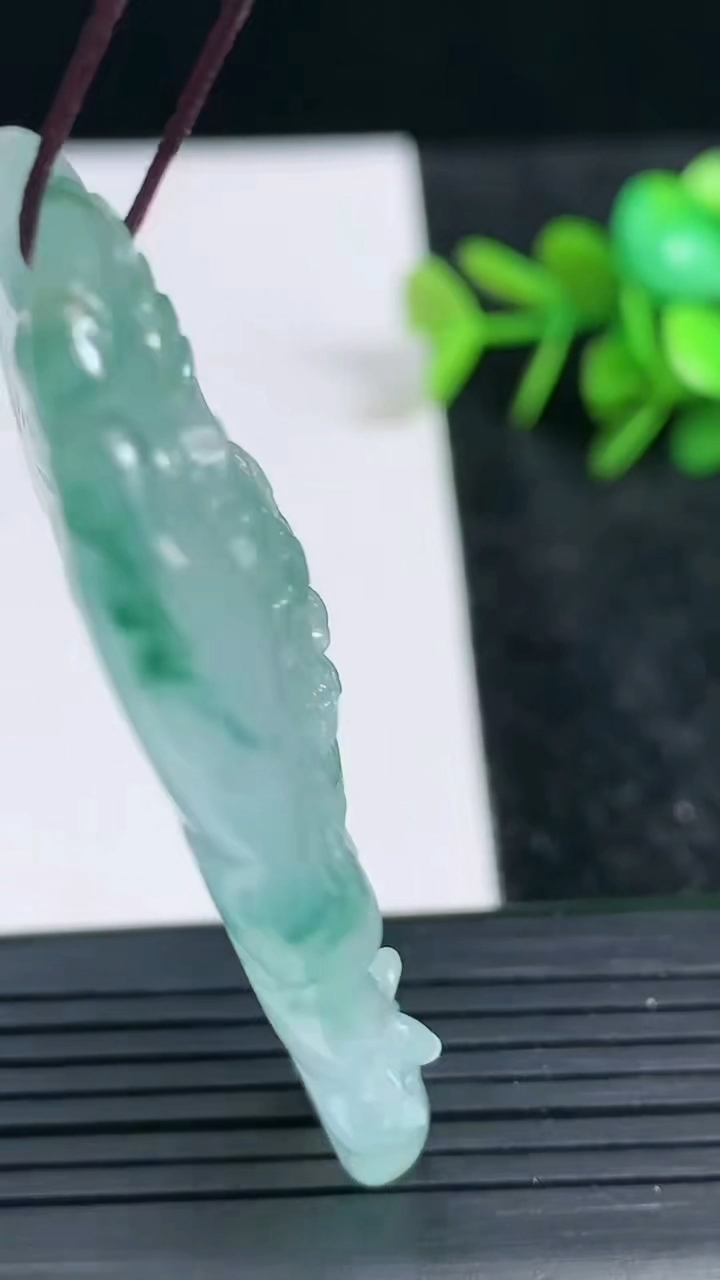 天然A货翡翠种飘花龙牌吊坠尺寸59.7-32.6-10.3重量:27.10g
3月23日