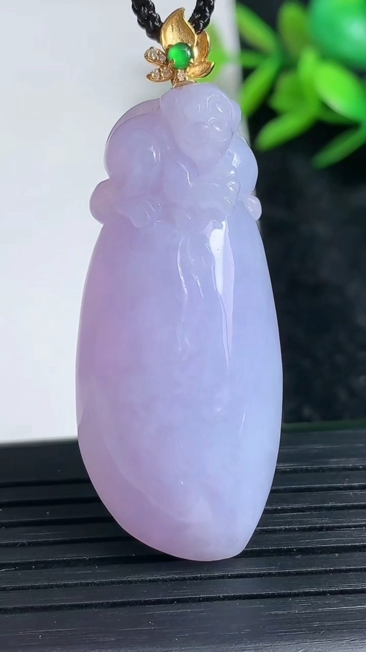 天然A货翡翠18K金紫罗兰福瓜吊坠尺寸44.7-19.6-12重量:18.39g
3月23日