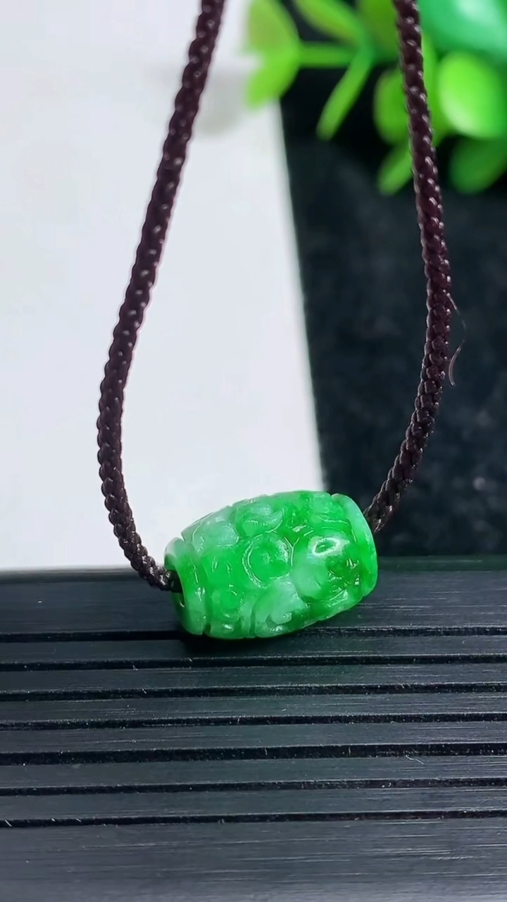 天然A货翡翠雕花路路通吊坠尺寸9.7-14.3重量:2.59g
3月23日