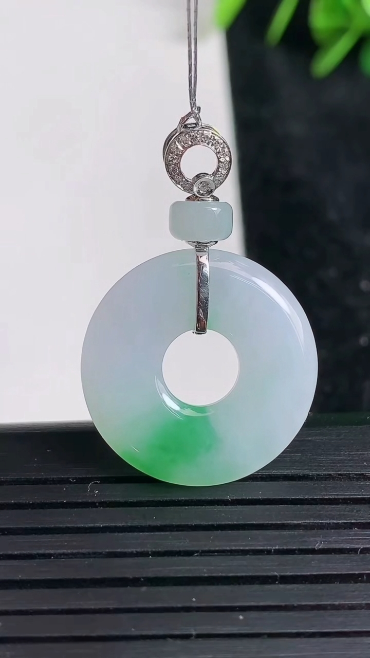 天然A货翡翠平安环吊坠尺寸21.2-3.2重量:3.94g
3月23日