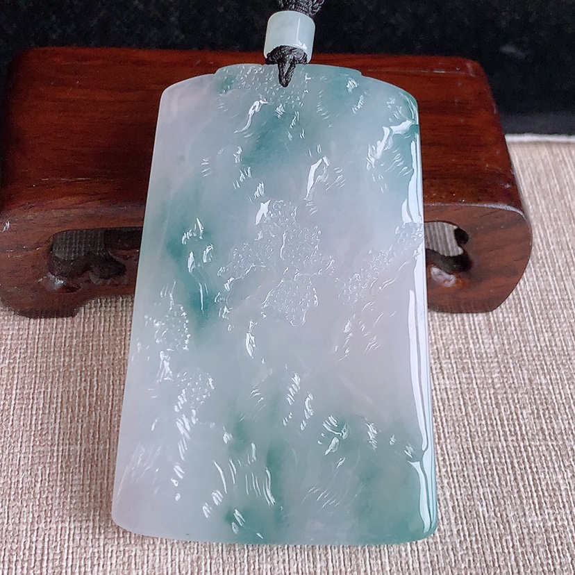 天然A货翡翠飘花意境山水牌吊坠 
尺寸68-44.8-6mm 重量52.06g 0322