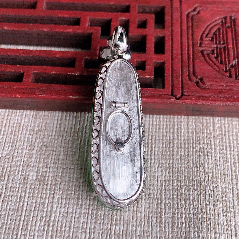 天然A货翡翠18K金伴钻镶嵌飘绿福瓜吊坠 
尺寸39.2-32.8-11.5-8mm 重量7.06g