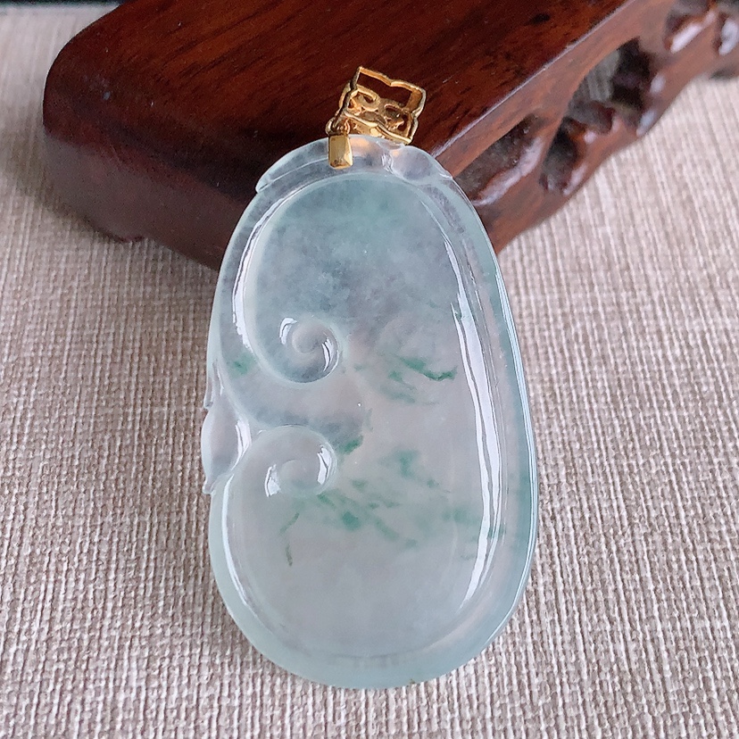 天然A货翡翠18K金镶嵌飘花如意吊坠 
尺寸54.5-45.4-27.5-4.4mm 重量12.00