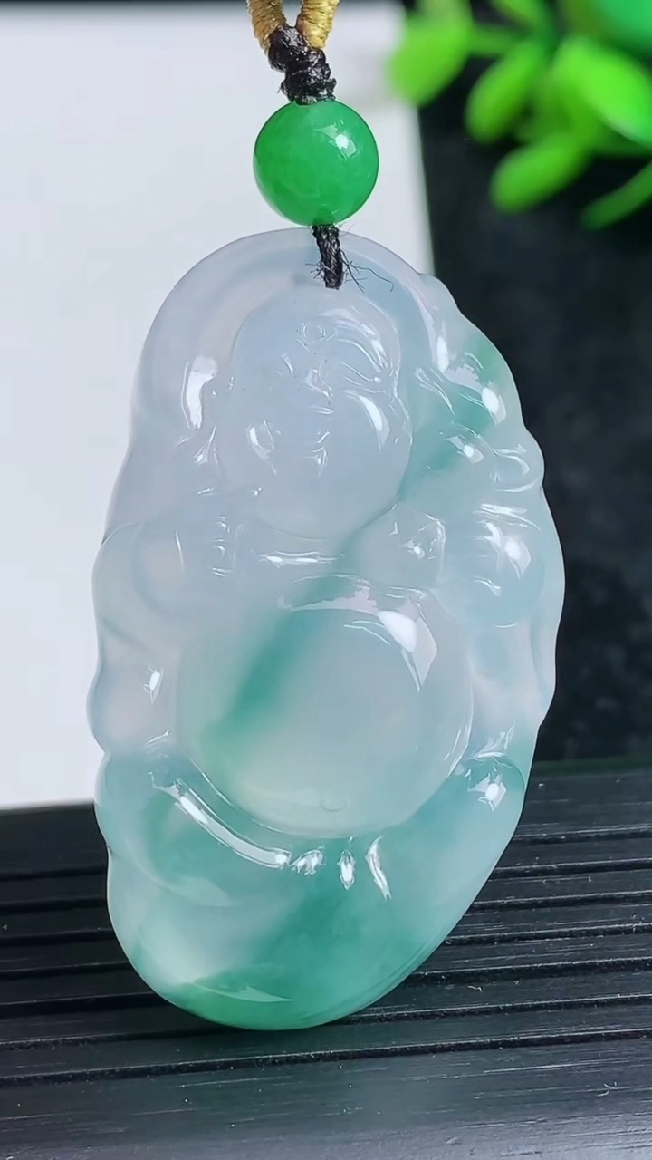 天然A货翡翠种飘花逍遥佛吊坠尺寸42.4-25.4-6.9重量:13.91g
3月23日