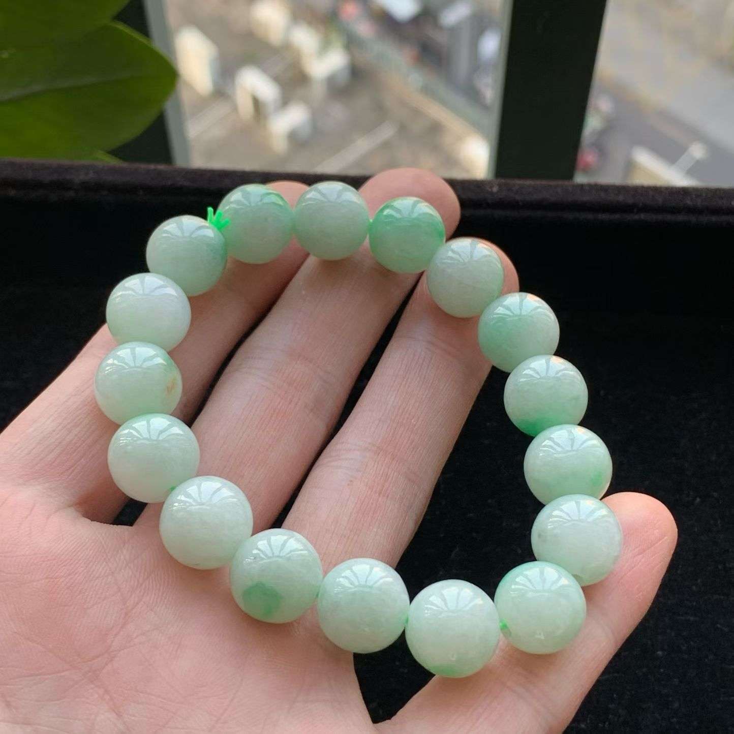 A货天然翡翠冰糯种飘绿手串重量53.87
3月23日