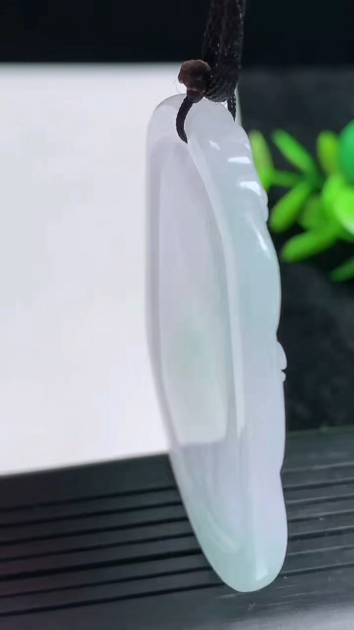 天然A货翡翠生肖马吊坠尺寸51.8-43.8-4.6重量:22.79g
3月23日